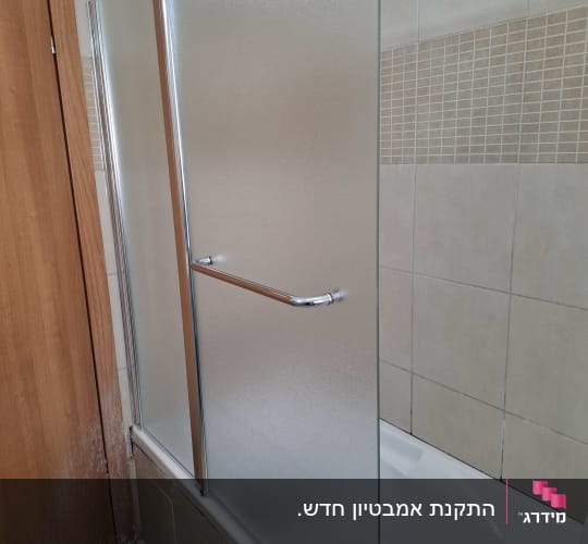 דלת זכוכית למקלחת עם ידית מתכת
